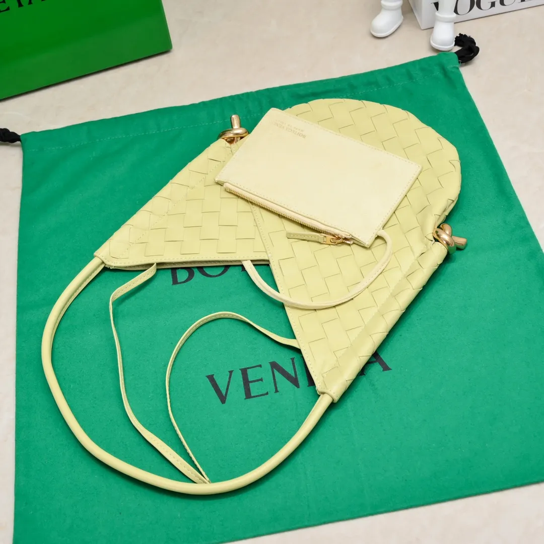 #BottegaVeneta Bottega Veneta Yang Mi's same style Solstice Shoulder Ba's latest bag type also comes with a small bag inside. Very casual style 🔥 High-end, quiet and simple bag from BV show, "Solstice" comes in various colors of dark green, black, ice cream color to present different aesthetics. It is paired with knots made with jewelry-grade craftsmanship. Under the collision of soft leather and metal, it presents a unique sense of high-end. Elegant, casual, unique Style number: 0898 Size: 26*3*30cm